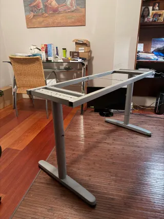 Mesa de escritorio negra y marrón