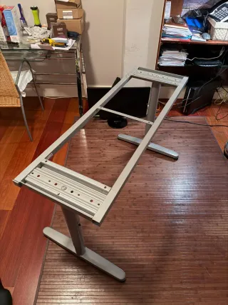 Mesa de escritorio negra y marrón