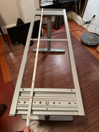 Mesa de escritorio negra y marrón