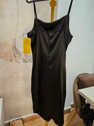 Vestido negro satinado con drapeado