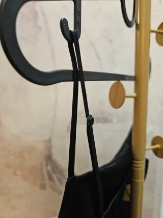 Vestido negro satinado con drapeado