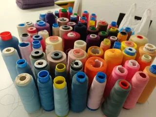 Set di fili per cucire di vari colori, ideali per macchina
