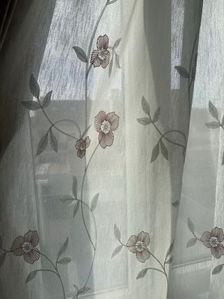 Cortinas de salón rosas y blancas