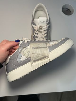 Valentino Sneakers Grises y Blancas