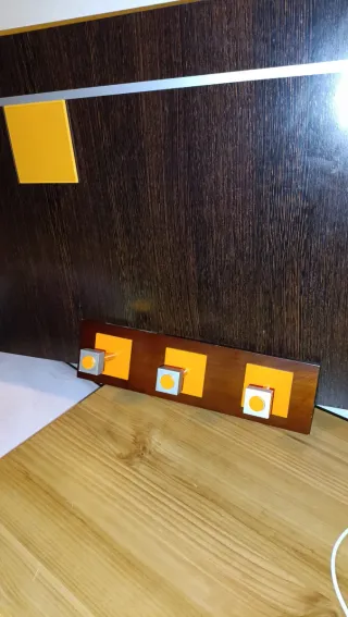 Perchero de pared madera y plástico