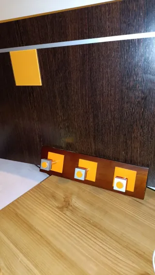 Perchero de pared madera y plástico