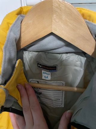 Tuta da sci gialla e nera per sei anni