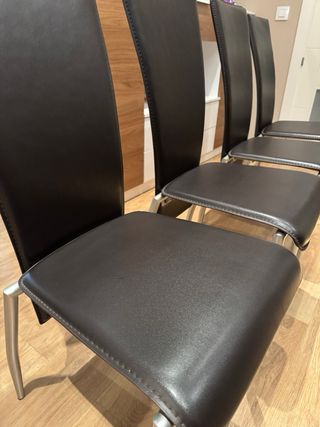 4 Sillas de comedor marron y plateadas