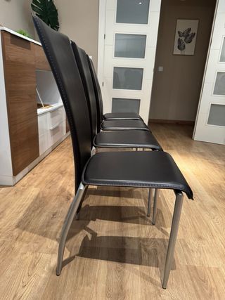 4 Sillas de comedor marron y plateadas