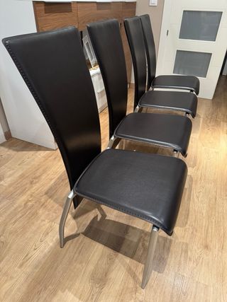 4 Sillas de comedor marron y plateadas