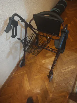 Andador silla con asiento y cesta