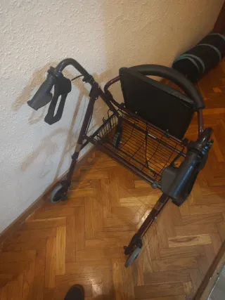 Andador silla con asiento y cesta