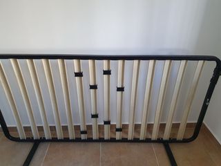 Base de cama metálica con lamas de madera