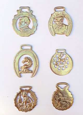 Insignias inglesas de hípica de latón