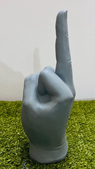 Figura mano dedo corazón arriba gris