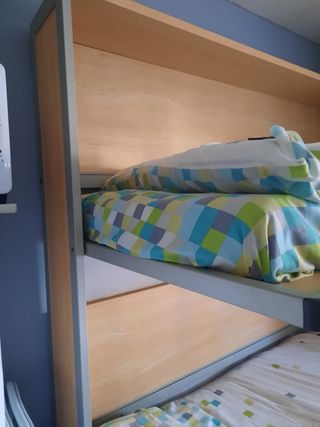 Litera abatible con colchones y nórdicos