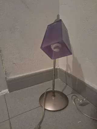 Lámpara de mesilla morada y plateada