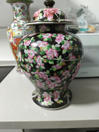 Jarrón de cerámica negro con flores rosas