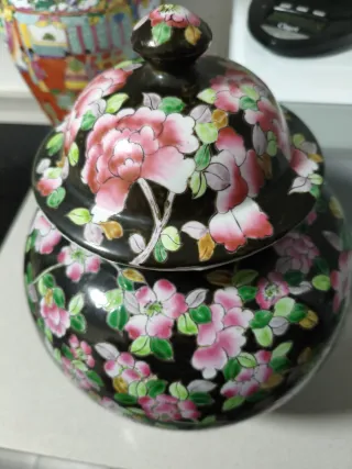 Jarrón de cerámica negro con flores rosas