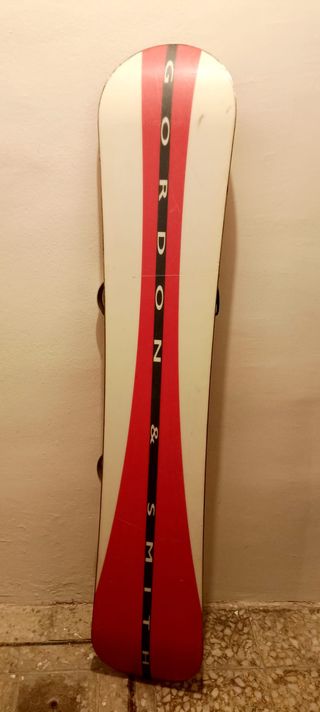 Tavola da snowboard rossa e bianca
