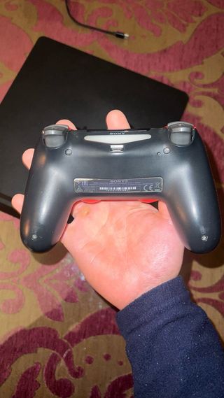 PS4 Slim 1TB con Mando Rojo