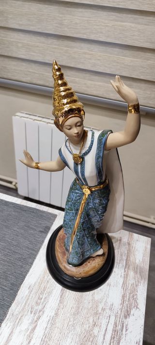 Figuras artesanales bailarinas doradas