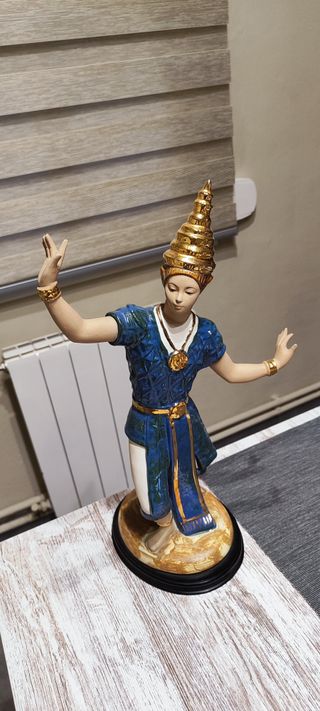 Figuras artesanales bailarinas doradas