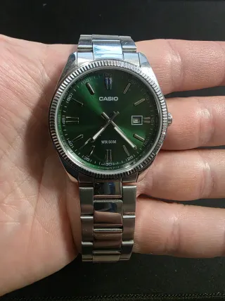 Reloj Casio Esfera Verde y Correa Plateada