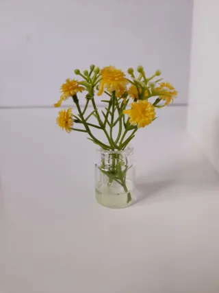 vaso di fiori gialli per Barbie