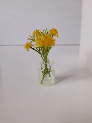 vaso di fiori gialli per Barbie