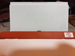 Impresora HP Naranja y Blanca