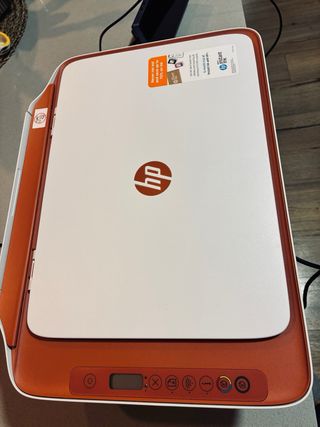 Impresora HP Naranja y Blanca