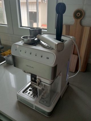 Cafetera Cecotec Blanca y Plateada
