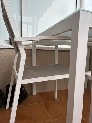 Mesa cuadrada exterior con 2 sillas