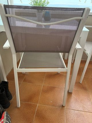 Mesa cuadrada exterior con 2 sillas