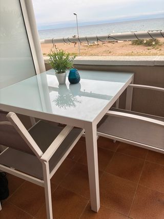 Mesa cuadrada exterior con 2 sillas