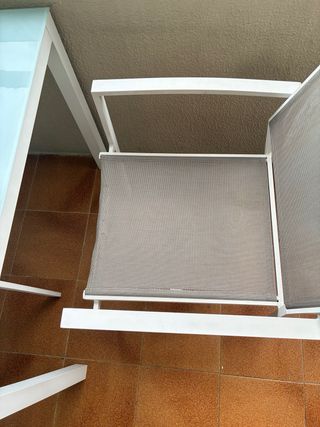 Mesa cuadrada exterior con 2 sillas