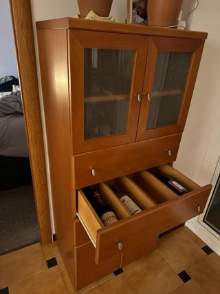 Mueble de madera con puertas de cristal