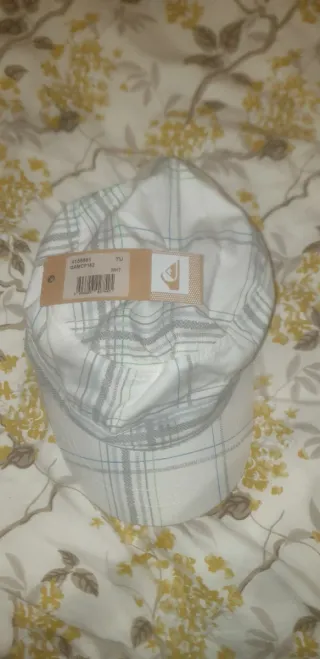 Gorra Quiksilver Militar Cuadros Gris Blanco.