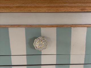 Cómoda de madera con rayas verde