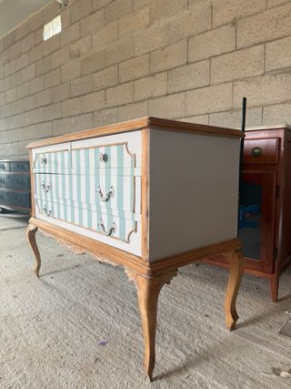 Cómoda de madera con rayas verde