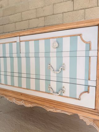 Cómoda de madera con rayas verde