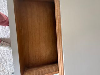 Cómoda de madera con rayas verde