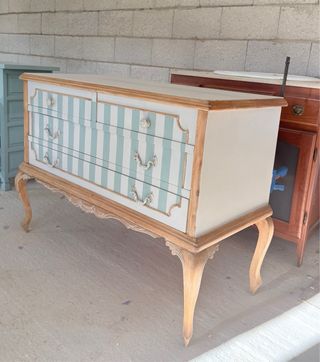 Cómoda de madera con rayas verde