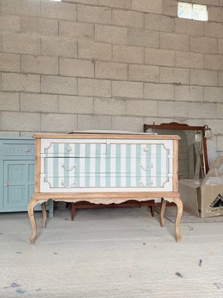 Cómoda de madera con rayas verde