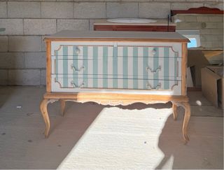 Cómoda de madera con rayas verde