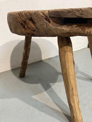 Mesa baja rústica de madera antigua