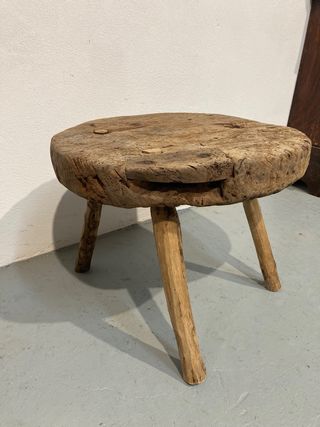 Mesa baja rústica de madera antigua