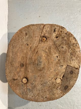 Mesa baja rústica de madera antigua