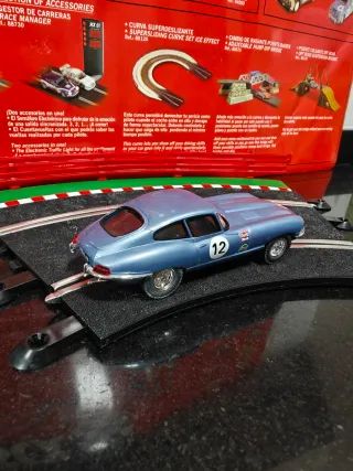Coche Scalextric Jaguar E-Type Azul